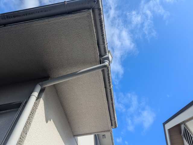 北側軒先の雨樋近景