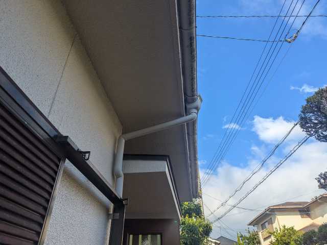 正面側の軒先と竪樋