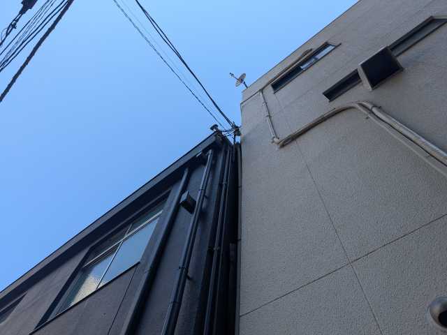 建物間の上部縦樋