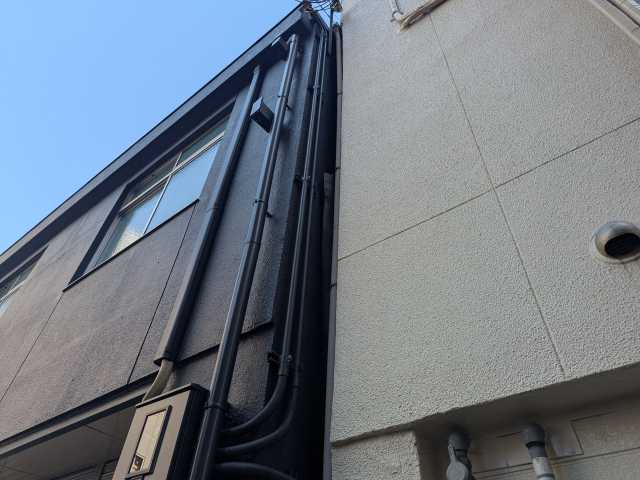 京都市北区で吹き降り時の雨漏りを調査、狭所の雨樋と波板屋根際の隙間を確認した雨樋振り替え工事