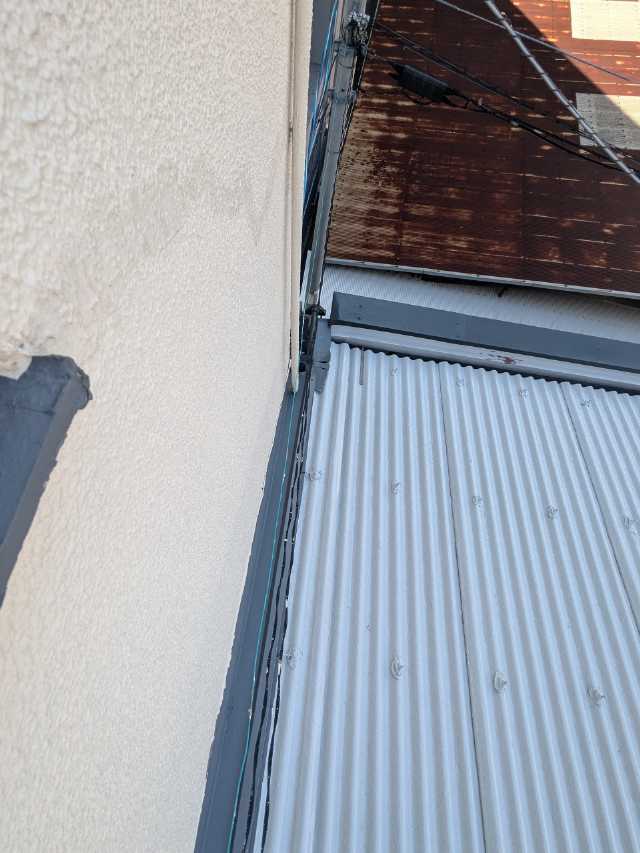 波板屋根と外壁際