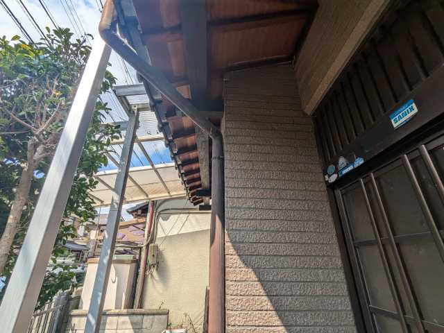 玄関脇の軒先と縦樋