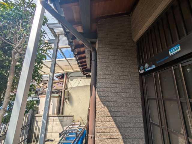 玄関正面の外壁状況