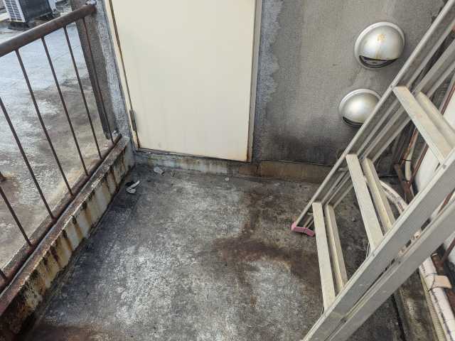 出入口前床の変色跡