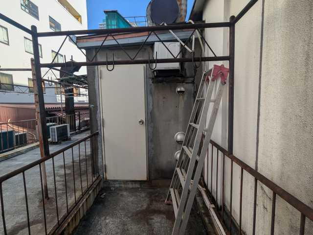 京都市下京区で大雨時の雨漏りを調査、屋上床の劣化と笠木板金まわりの傷みを確認