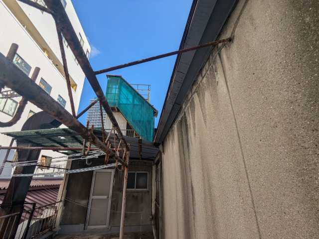 外壁に残る雨だれ跡