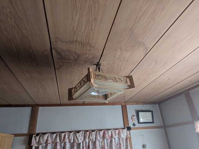 天井に広がる雨染み