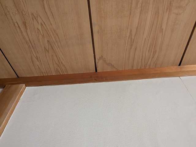壁際天井の雨染み