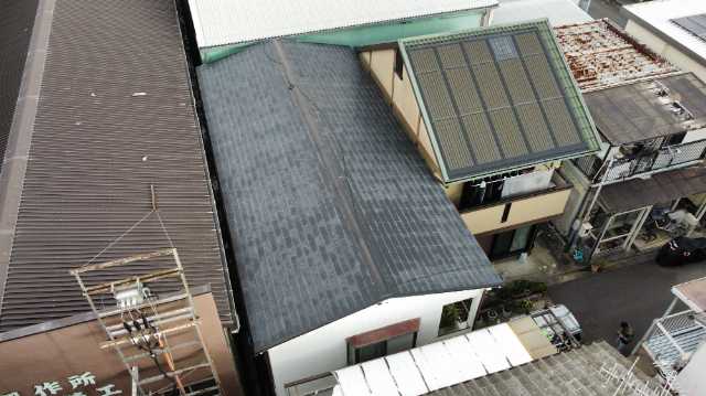 京都市伏見区で屋根裏収納のシミと色あせたカラーベストを確認、豪雨後の雨漏りに屋根カバー工事を検討