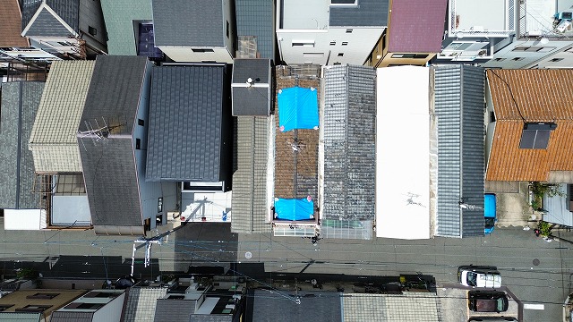 京都市南区で雨漏り修理のため屋根工事を実施、ブルーシート養生と折板屋根の状態を現地確認