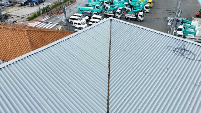 折板屋根の谷部全景