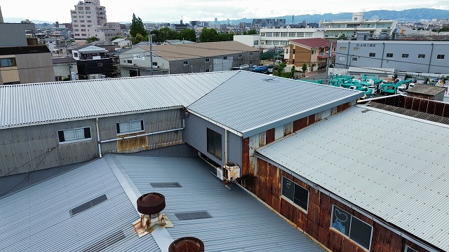 工場建物の屋根全景