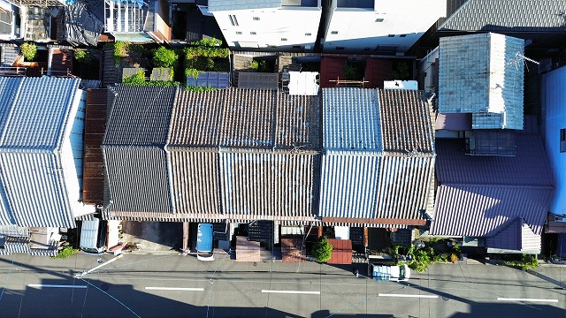 京都市伏見区で瓦のズレと欠損、雨漏りや腐食が進んだ築100年級借家の屋根工事調査