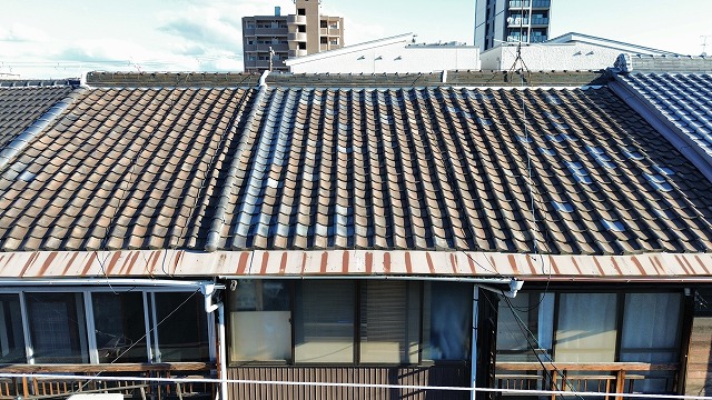 正面から見た瓦屋根
