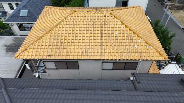 退色が進む瓦屋根