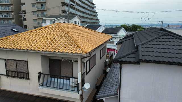 周辺住宅と屋根全景