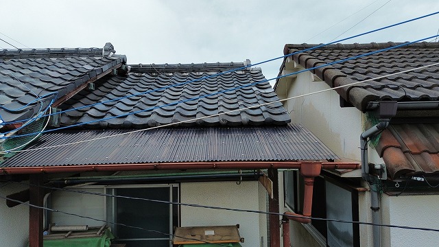 正面から見た下屋屋根