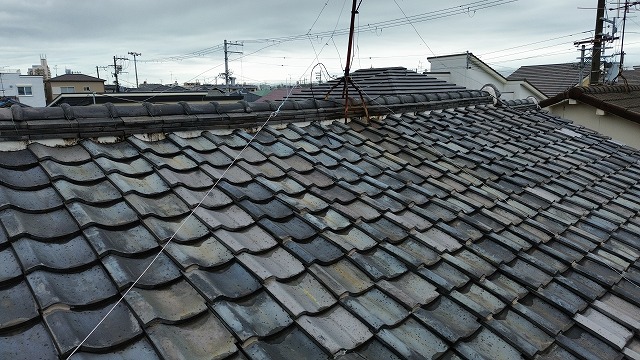 劣化が見える瓦屋根面