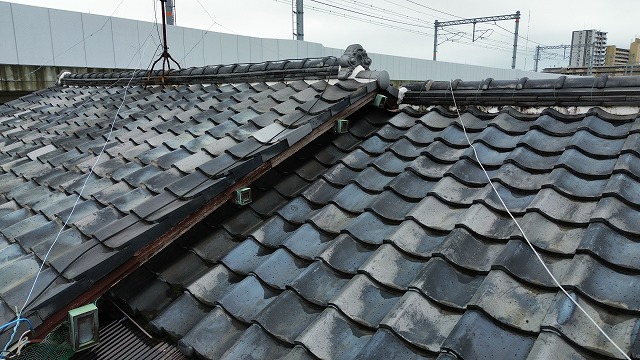 面が交差する屋根部分