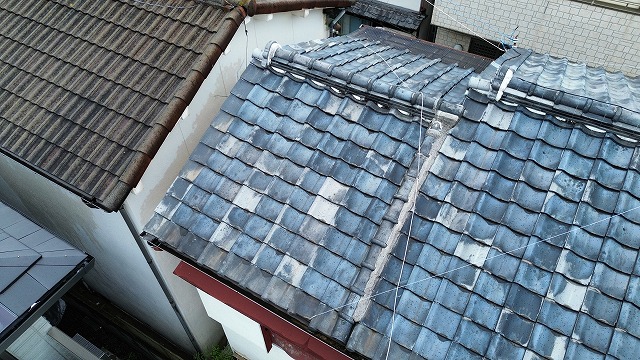 色むらがある瓦屋根