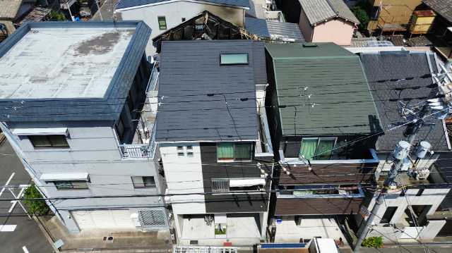 火災跡と隣接住宅全景