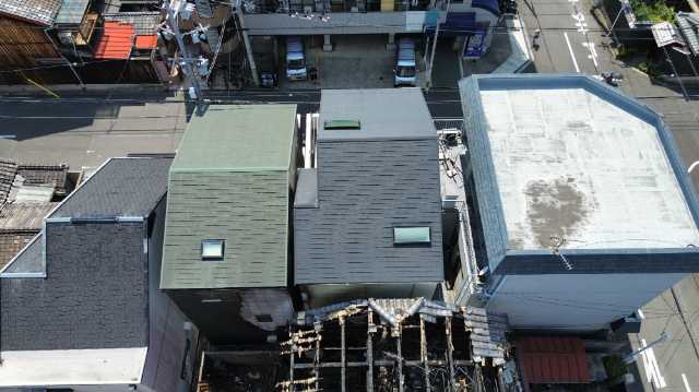 京都市右京区で火事の被害を受けたサイディング外壁を調査、焼け跡と変色・板金の熱影響を確認