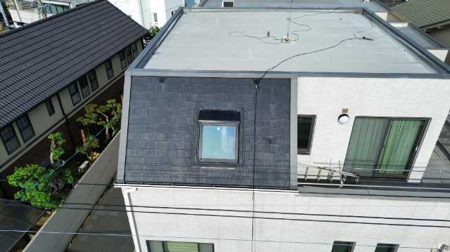 京都市北区で豪雨時に再発した天窓雨漏りを調査、三階建て住宅のカラーベスト屋根と開閉式天窓の状態を確認