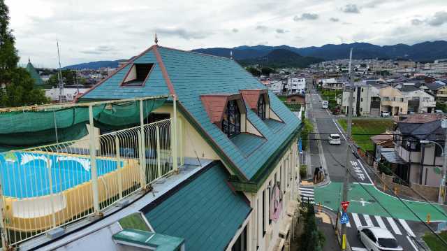 急勾配屋根の全景