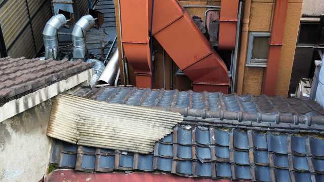 破損した波板と下屋根
