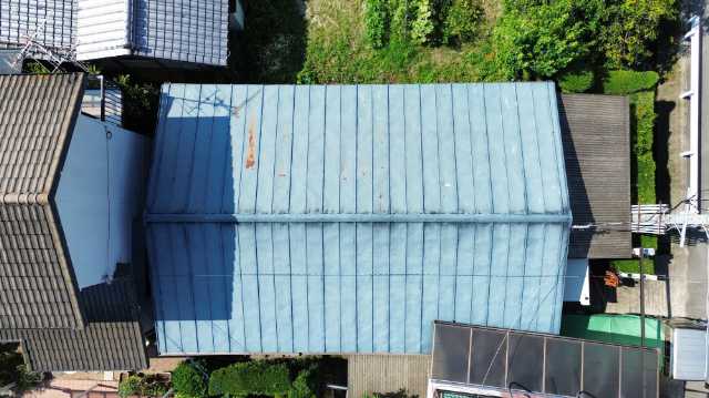 【京都市中京区】錆びと老朽化が進んだ平屋の金属屋根を調査しカバー工法と雨樋工事を提案