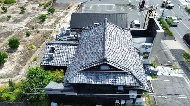 京都市東山区で客席上の換気口から雨漏り、瓦のズレと割れや箱樋・谷板金まわりの不具合を調査