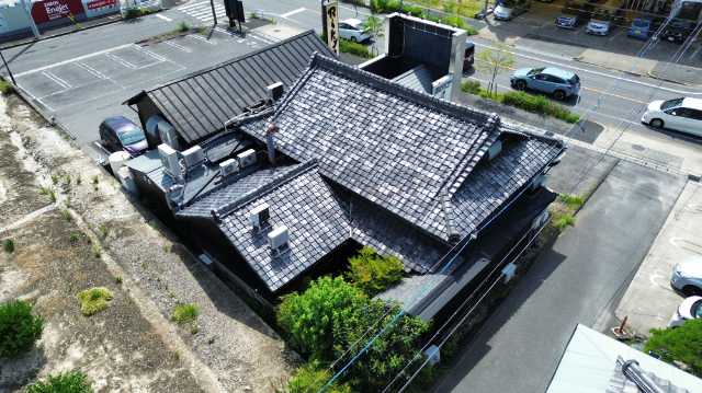 京都市東山区で大雨時に換気口から雨漏りする飲食店を調査、瓦のズレと箱樋・谷板金周辺の不具合を確認