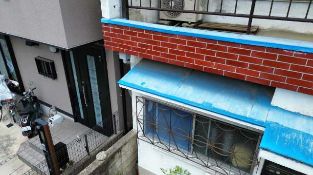 一階の青い金属庇