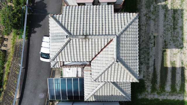 京都市南区で豪雨後に天井シミと水滴音が発生した瓦屋根のズレや谷板金劣化を調査