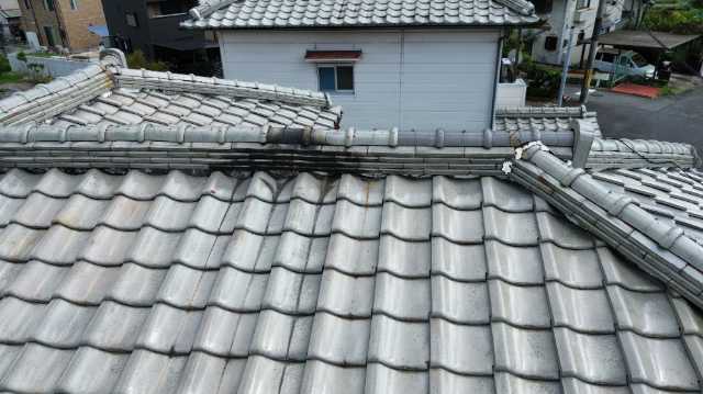 経年した屋根面の瓦