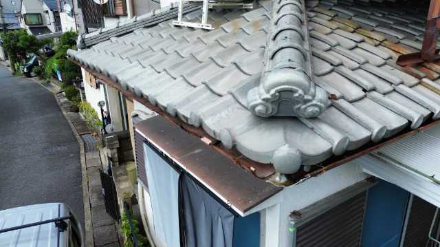 京都市南区で豪雨後に二階天井へ雨染みと水滴音が発生、下屋根の劣化を詳しく確認した調査