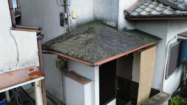 玄関上の劣化下屋根