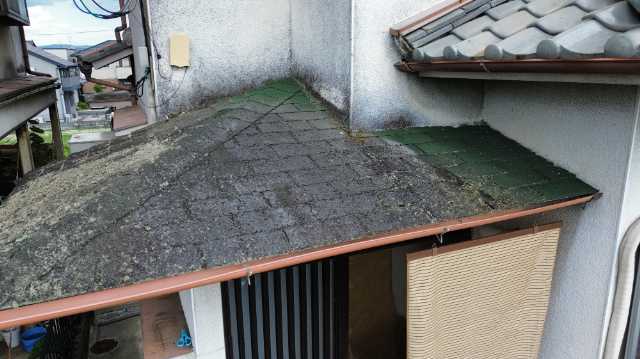 コケが出た下屋根