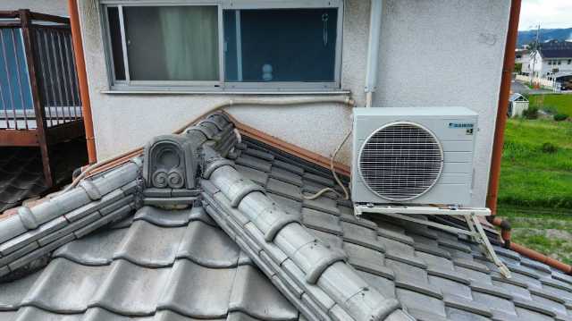 窓下の複雑な瓦屋根