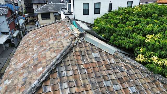 谷板金周辺の瓦のズレ