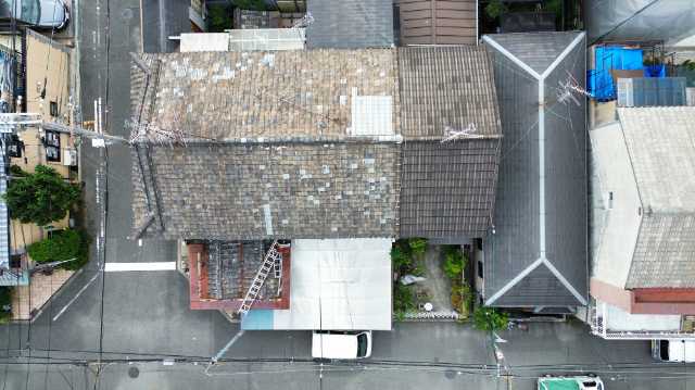 京都市北区で雨漏り調査、広範囲に色むらと補修跡が見られる老朽化した瓦屋根の状態を確認