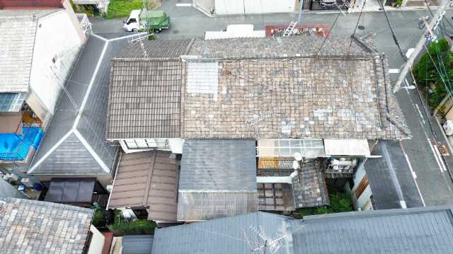 老朽化した瓦屋根全景