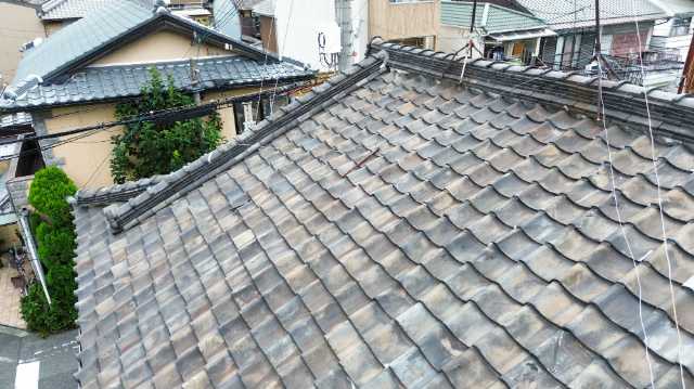 広範囲に劣化した瓦