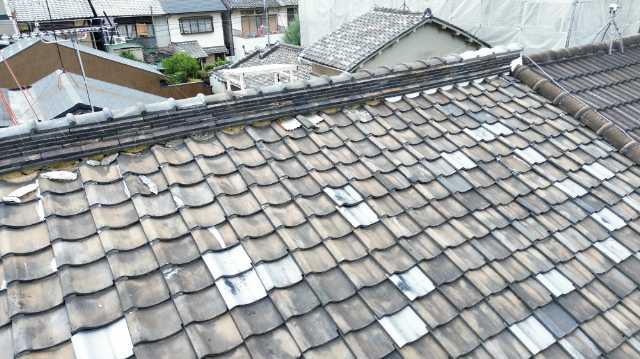 補修跡が点在する瓦