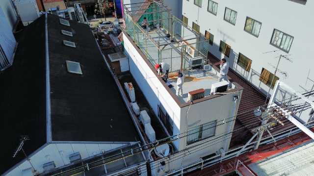 京都市下京区で大雨時の雨漏り原因を調査、錆びた折板屋根と劣化した笠木を確認した商業施設の現地確認