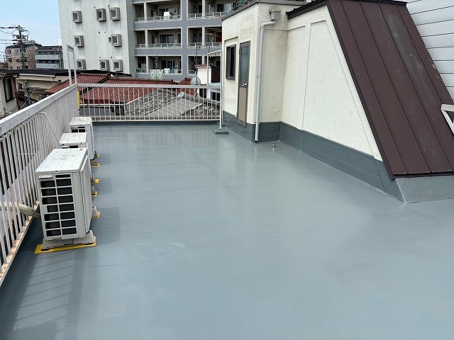 京都市中京区でベランダと塔屋屋上にシート防水工事を行い広い床面を均一に仕上げ