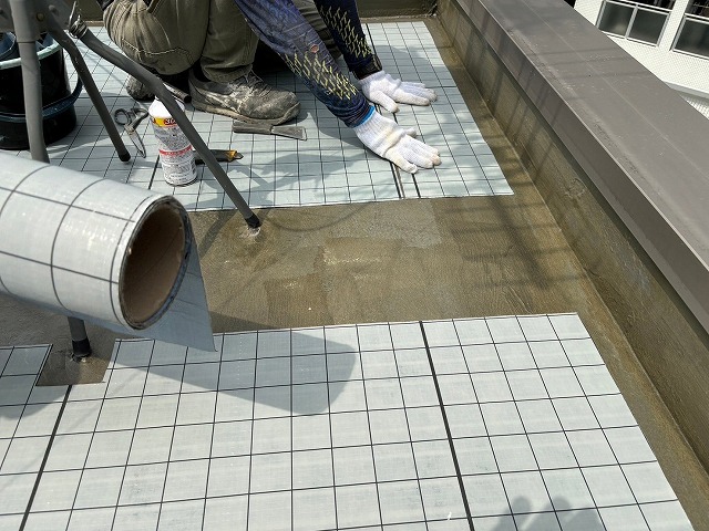 シート防水の敷設作業