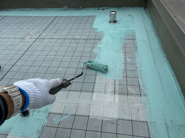 補強塗膜を塗る作業