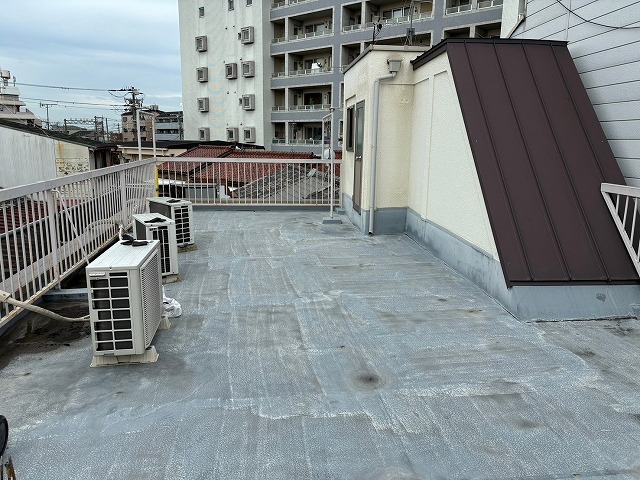 京都市中京区で破れや浮きがある防水を部分撤去し樹脂モルタルで下地補修した防水工事