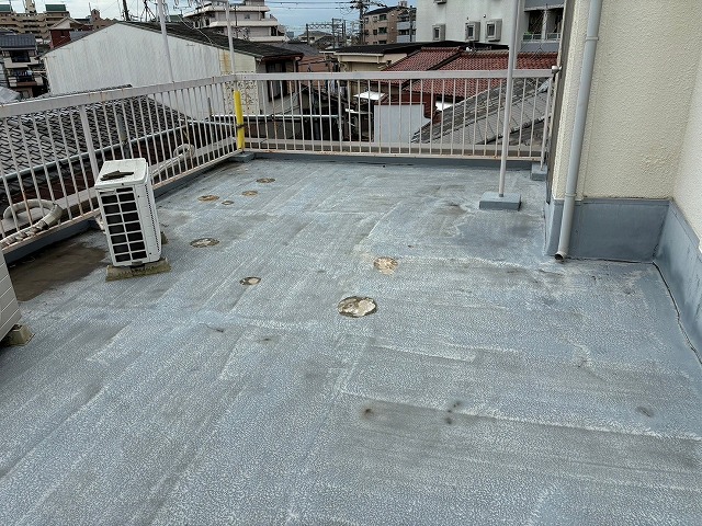 補修跡が点在する床面